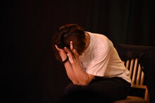 手紙の内容に頭を抱えるアインシュタイン河井。