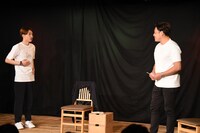 アルコ＆ピース平子（右）の登場に驚くアインシュタイン河井（左）。