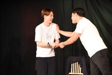 アインシュタイン河井に手紙を渡し、激励するアルコ＆ピース平子。