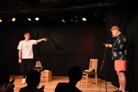 野性爆弾くっきー！の手紙の内容に文句をつけるアインシュタイン河井（左）。