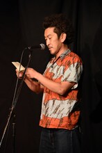 緊張気味に手紙を読むツートライブ周平魂。