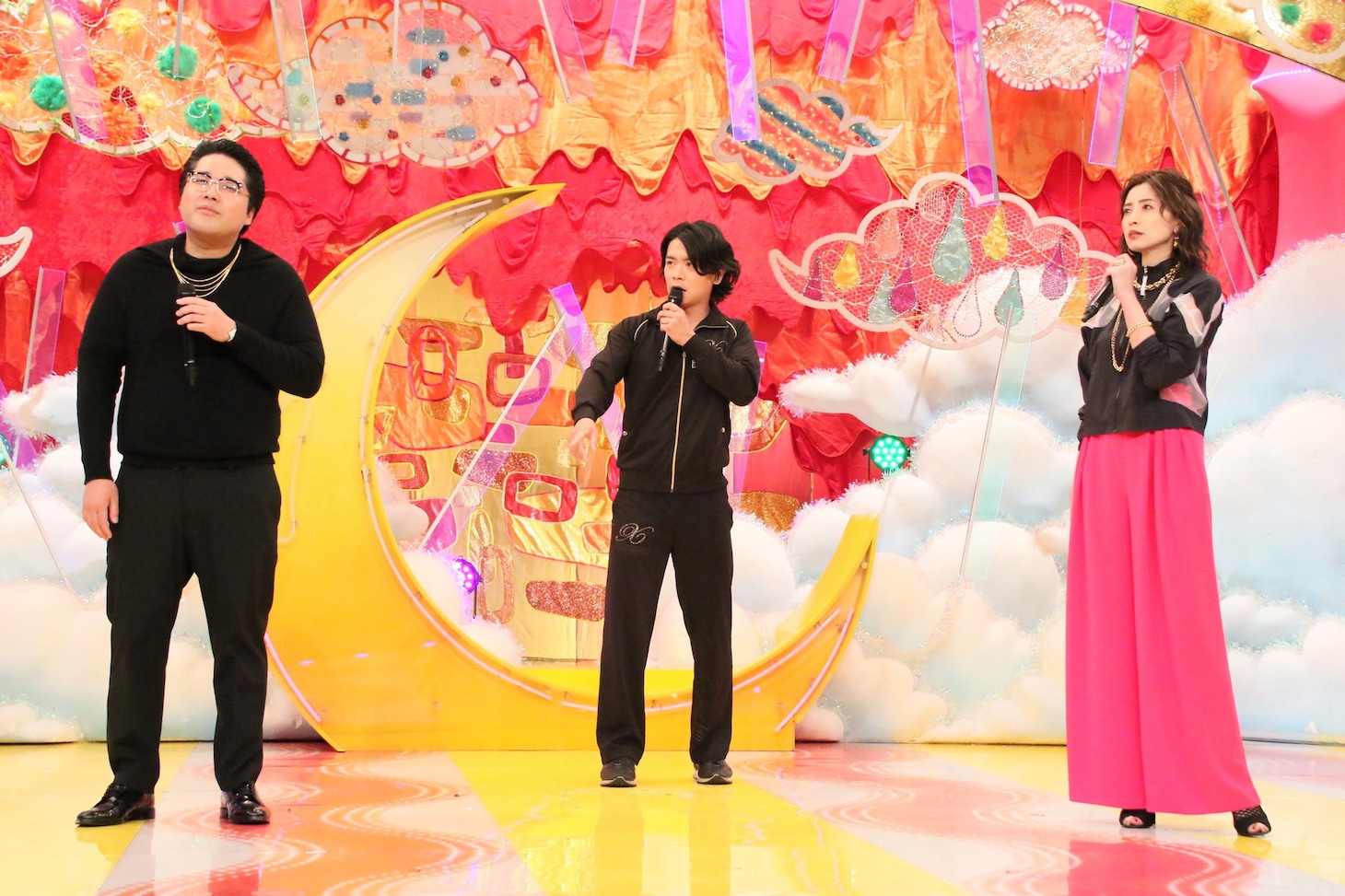 マヂカルラブリーと片瀬那奈（右）。(c)フジテレビ