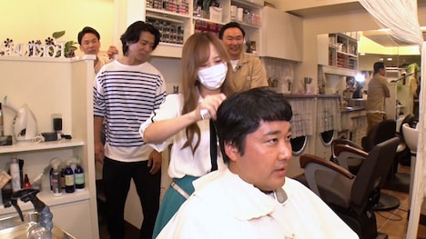 髪をカットしてもらうマヂカルラブリー村上。