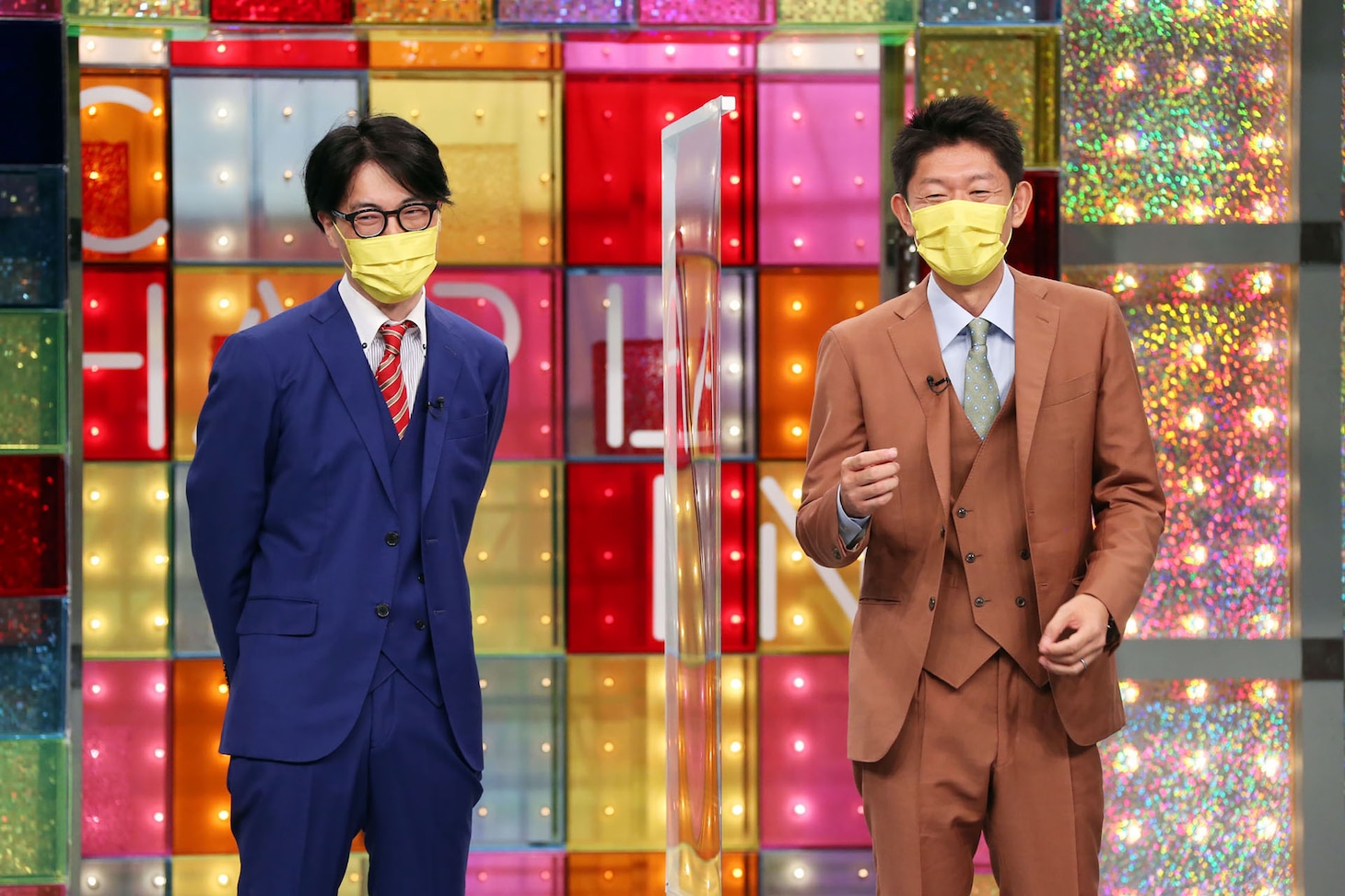 スタジオでレギュラー陣とトークする号泣。