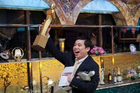 ダブル受賞を喜ぶ霜降り明星せいや。