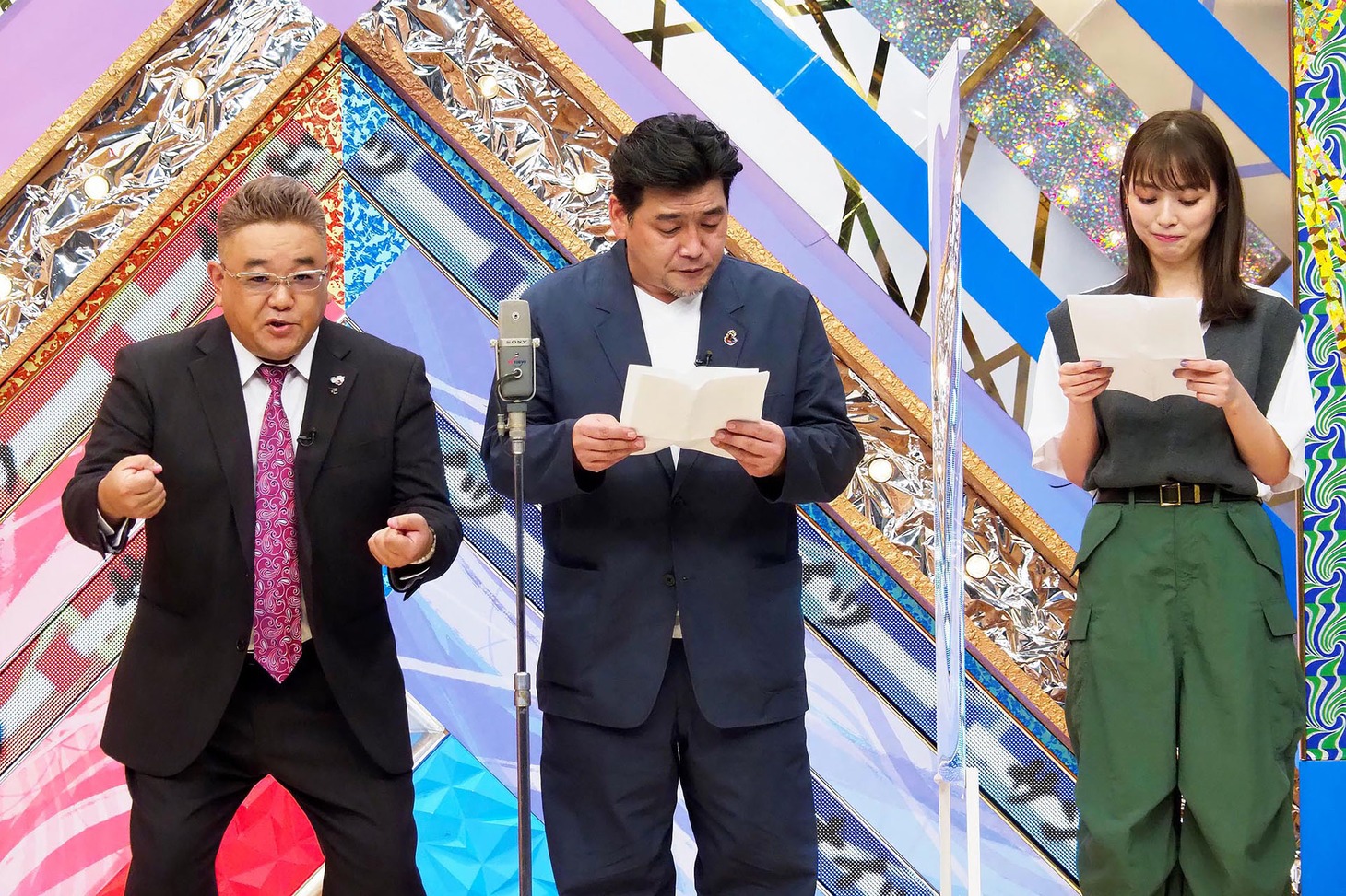 サンドウィッチマンと内田理央（右）。