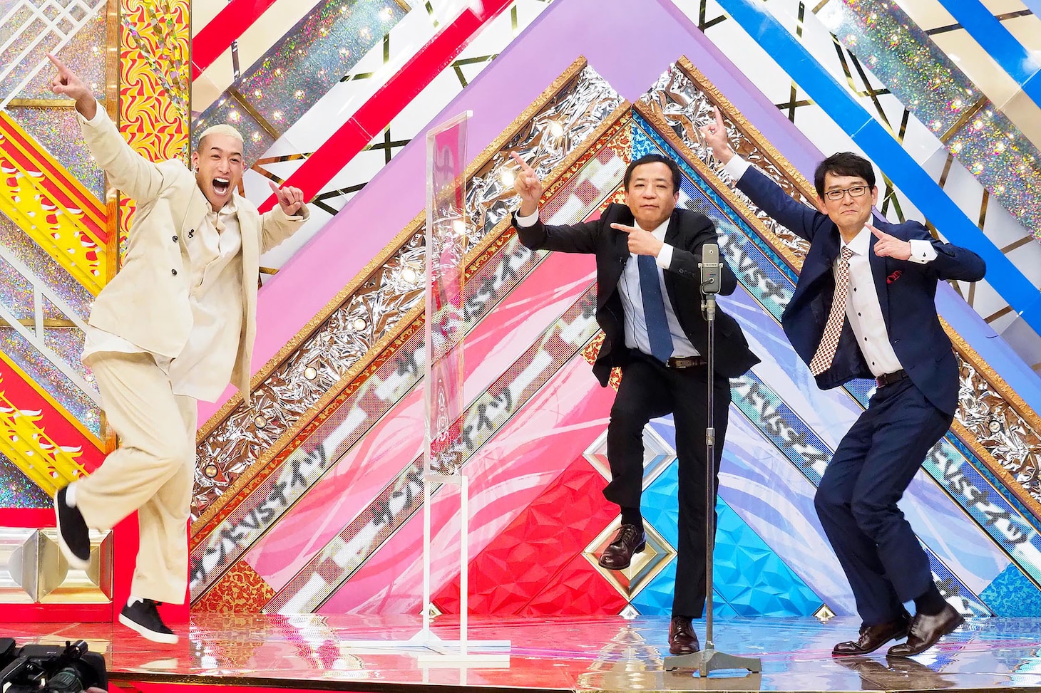 「ヤホー漫才」を披露する関口メンディー（左）とナイツ。