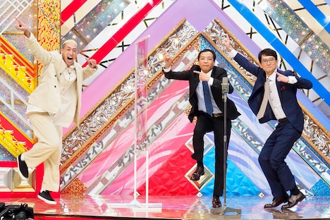 「ヤホー漫才」を披露する関口メンディー(左)とナイツ。