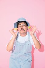 「steady.」2021年10月号（宝島社）より、岡野陽一。