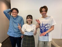 アインシュタインと長谷川美緒マネージャー（中央）。(c)日本テレビ