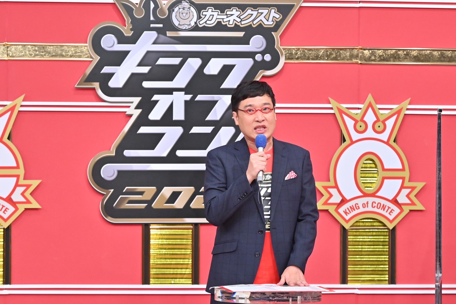 「キングオブコント2021」ファイナリスト決定直後会見のMCを務めた南海キャンディーズ山里。(c)TBS
