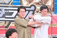 知恵の輪ポーズを取る男性ブランコ。(c)TBS