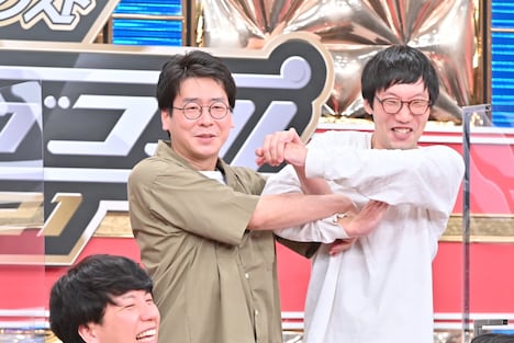 知恵の輪ポーズを取る男性ブランコ。(c)TBS