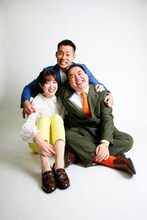 ミルクボーイと澤田有也佳（ABCアナウンサー） 。(c)ABCラジオ