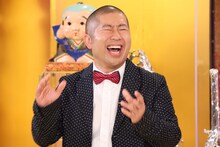 「爆買い☆スター恩返し」のMCを務めるハライチ澤部。(c)フジテレビ