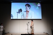 アテレコに臨むさらば青春の光・森田。