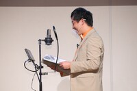 アテレコに臨むさらば青春の光・森田。