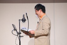 アテレコに臨むさらば青春の光・森田。