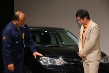 車の日常点検に関する話を聞くさらば青春の光・森田。