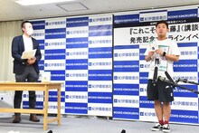 四千頭身・後藤と担当編集者（左）。