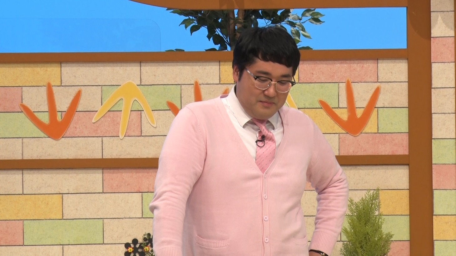 後半のMCを担当するマヂカルラブリー村上。