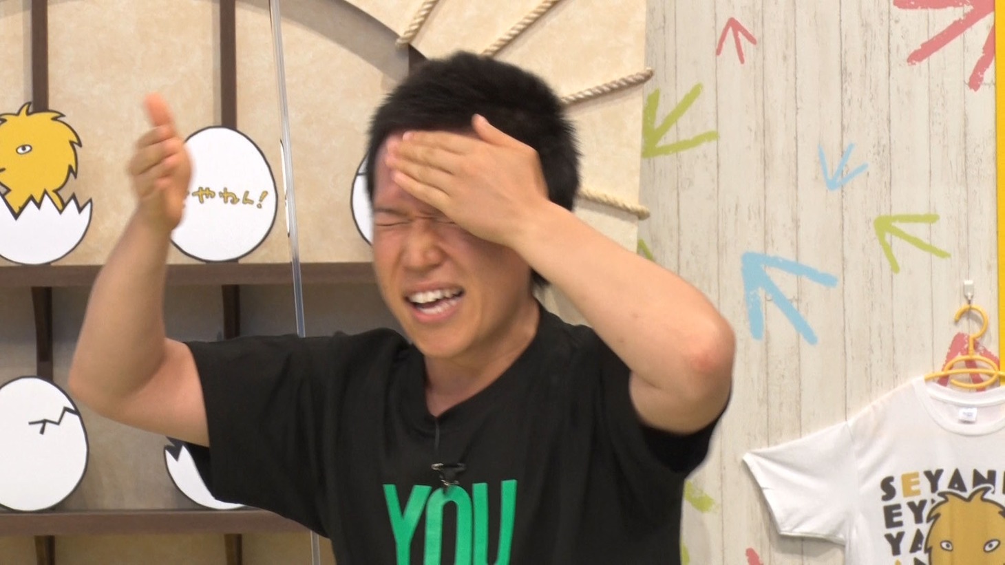 「でこ太鼓」で挨拶する新井崇文。