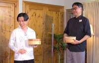 「ザキ山小屋」に「中華まんをこよなく愛する御一行様」としてゲスト出演するハライチ岩井と「中華まん専門家」の松本学氏（右）。(c)ABCテレビ