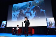 ぺこぱシュウペイの幼い頃の思い出が母の音声メッセージで明かされたワンシーン。スクリーンに映るのは（左から）シュウペイの姉、シュウペイ、シュウペイの祖母。
