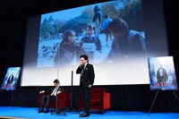 ぺこぱシュウペイの幼い頃の思い出が母の音声メッセージで明かされたワンシーン。スクリーンに映るのは（左から）シュウペイの姉、シュウペイ、シュウペイの祖母。