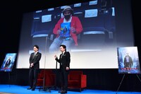 「レミニセンス」を鑑賞したTAIGAの写真がスクリーンに映っているワンシーン。