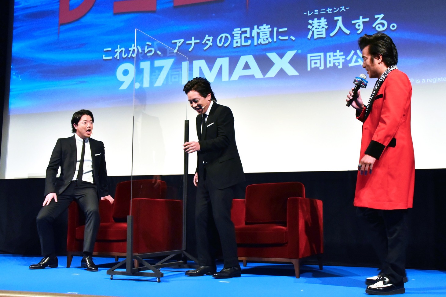 TAIGA（右）のサプライズ出演にぺこぱが驚くワンシーン。