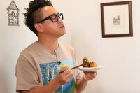 ナスを食べる宮川大輔。(c)日本テレビ