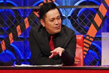 「世界で一番怖い答え」MCのくりぃむしちゅー有田。(c)フジテレビ