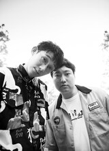 「+act.」（プラスアクト）2021年10月号より、ロングコートダディ。