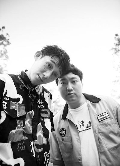 「+act.」（プラスアクト）2021年10月号より、ロングコートダディ。