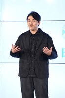 ミュージカル俳優風に仕上がったというオズワルド畠中。