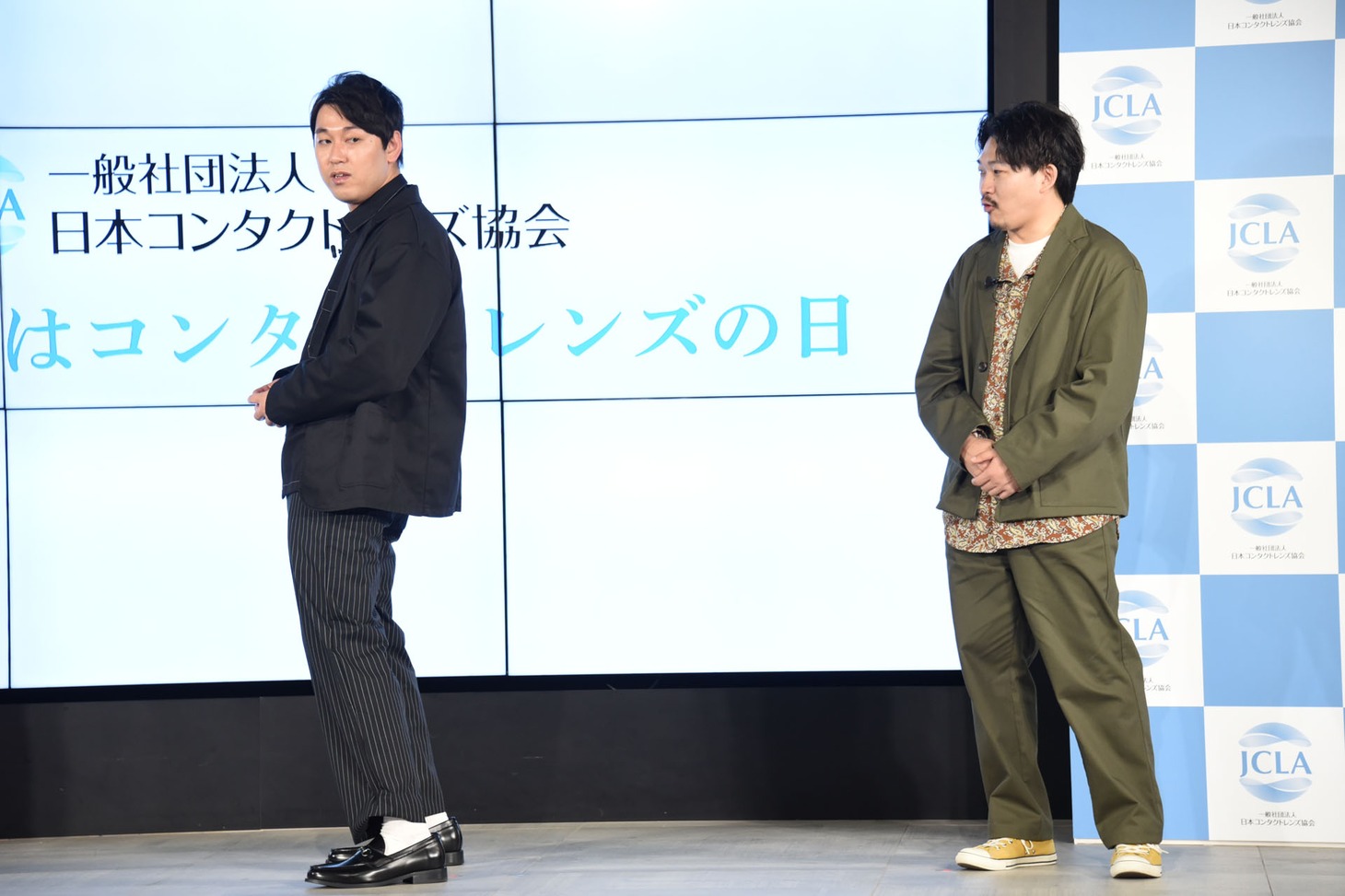一塁ランナーに牽制球を投げるさまをやってみせるオズワルド畠中（左）
