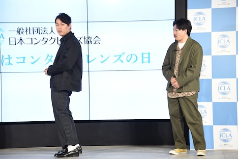 一塁ランナーに牽制球を投げるさまをやってみせるオズワルド畠中(左)