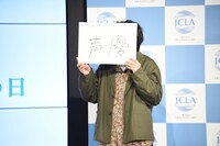 顔を隠して“森のクマさん”を演じてみせるオズワルド伊藤。