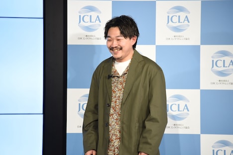 「芸歴10年で一番スベった」という場面のオズワルド伊藤。