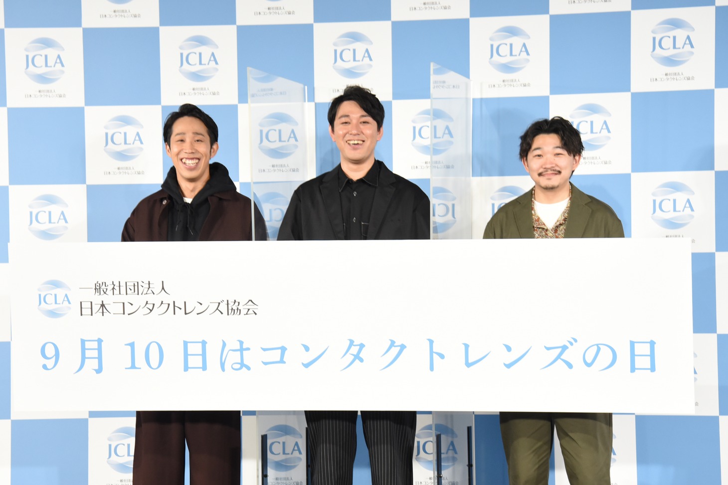 左から、ひょっこりはん、オズワルド。