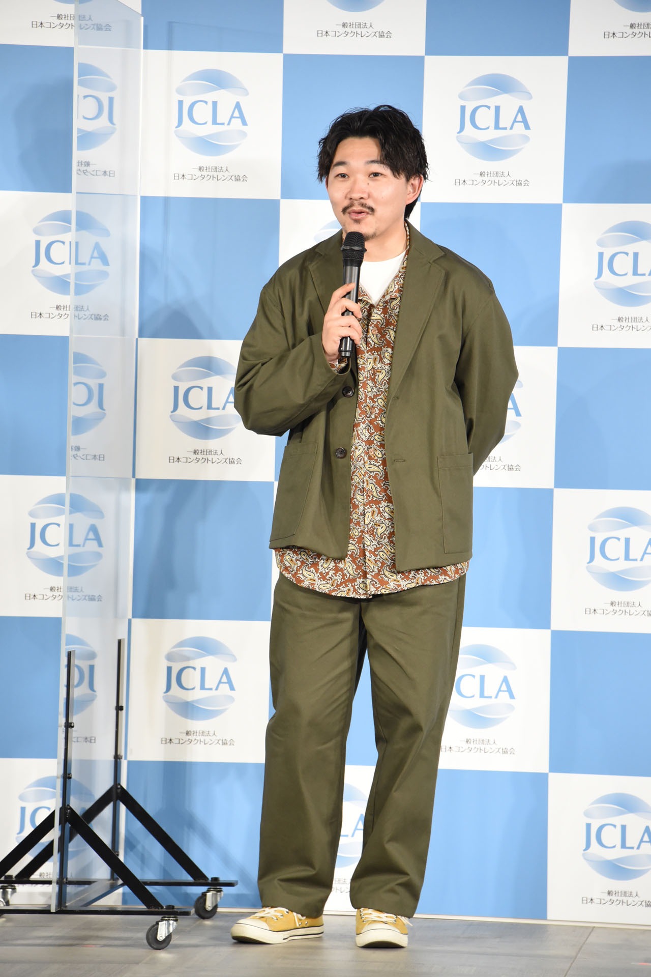 オズワルド畠中の全身。