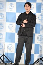 オズワルド畠中の全身。