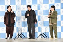 普段とは違う装いで和やかにトークするひょっこりはん（左）とオズワルド。