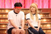 ユニット「KISEKI」としてネタを披露する（左から）ザ・マミィ林田と蛙亭イワクラ。(c)フジテレビ