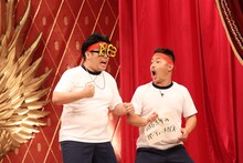 ユニット「KISEKI」としてネタを披露する（左から）蛙亭・中野、ザ・マミィ酒井。(c)フジテレビ