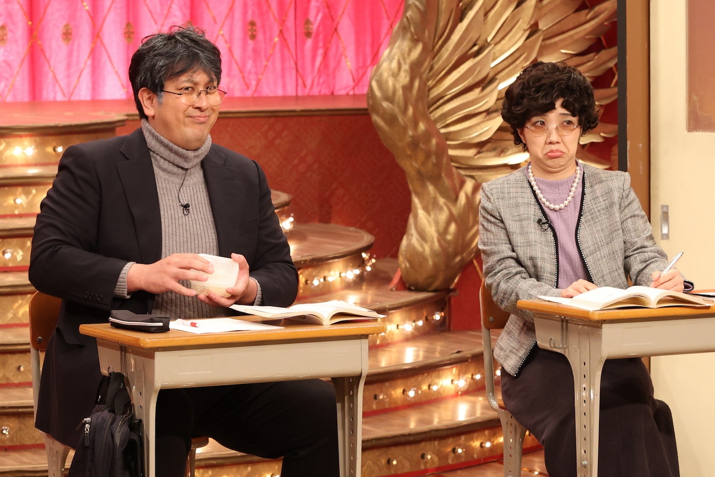 ユニット「ジャンボ福田」としてネタを披露する（左から）レインボー・ジャンボたかお、3時のヒロイン福田。(c)フジテレビ