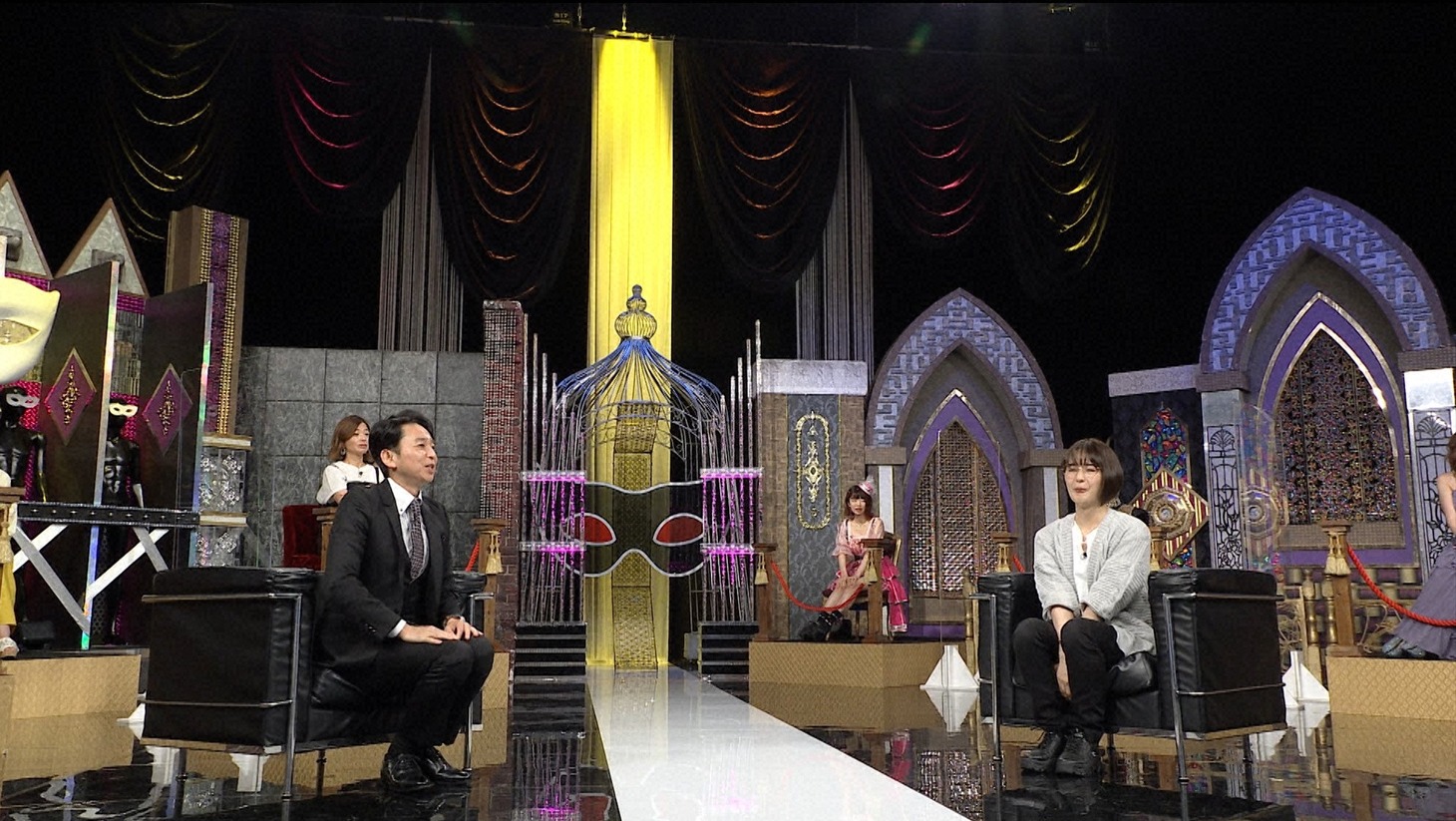 左から有吉弘行、ファン・インソン。(c)日本テレビ