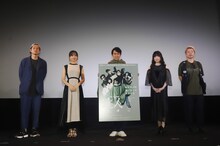 左から井浦新、安倍萌生、大橋彰（アキラ100%）、宮本真希、横尾初喜監督。