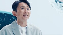 新CM「アリエール ジェルボール 4D ジェルボールトーク 編」に出演する有吉弘行。